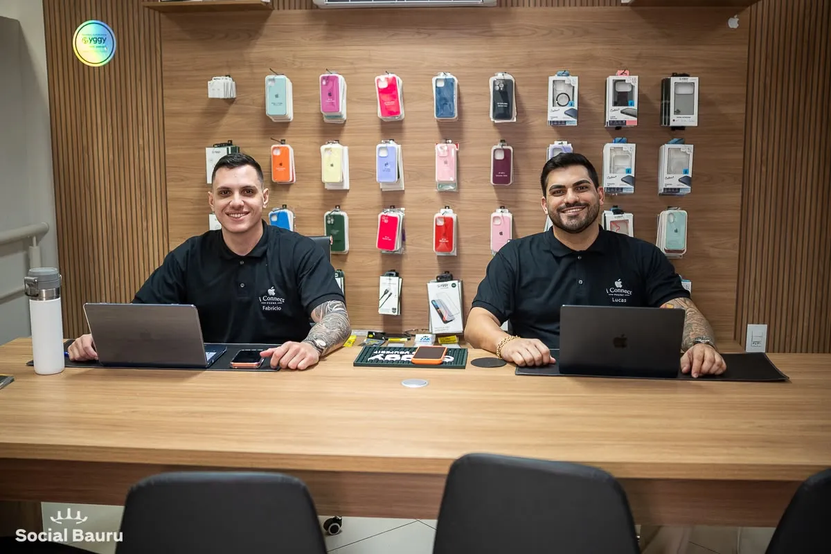 Equipe i.Connect no atendimento a clientes
